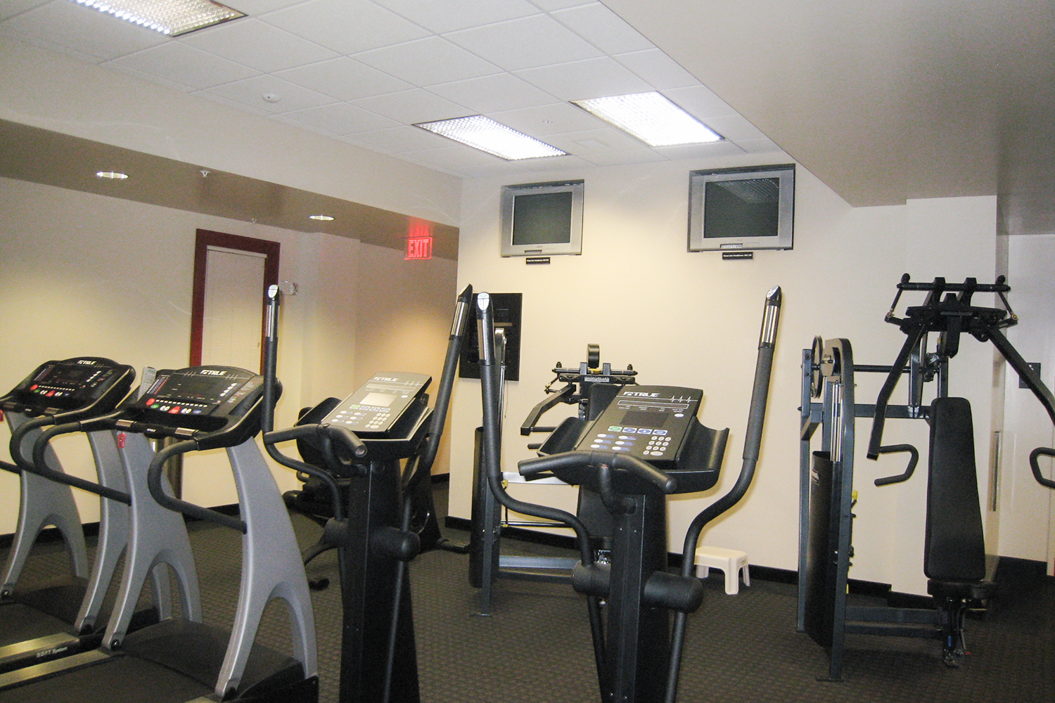 6467 - cardio and tvs_1500x1000 Fitness room